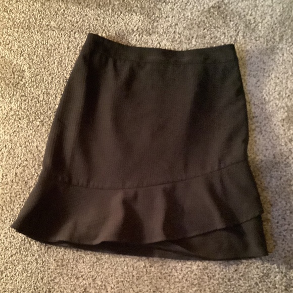 Ann Taylor Size 2P Black Ruffled skirt - Picture 2 of 3